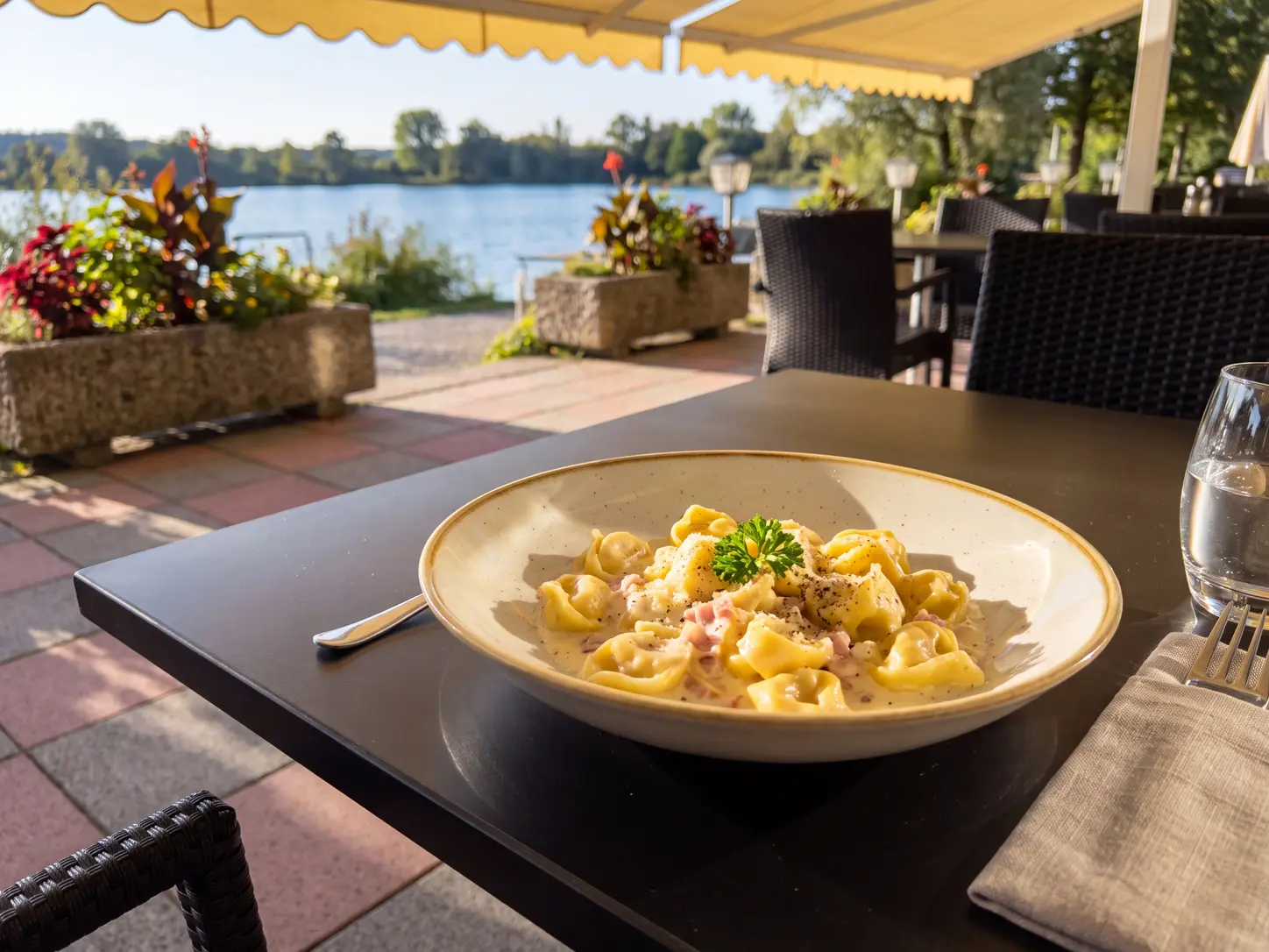 Tortellini alla Panna auf einem Restauranttisch.